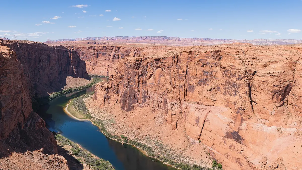 Der Colorado River fließt flussabwärts des Glen Canyon Dam durch eine tiefe rote Schlucht