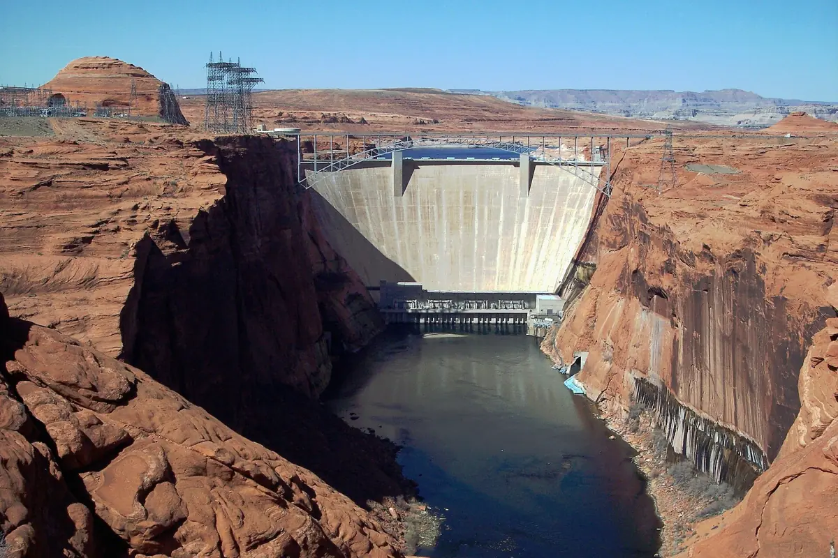 Gewölbte Betonwand des Glen Canyon Dam mit Straßenbrücke und Canyonwänden