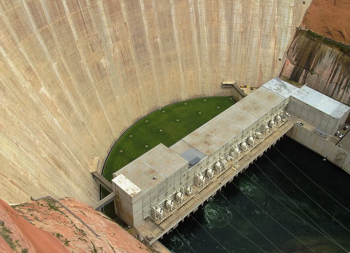 Maschinenhaus am Fuß des Glen Canyon Dam direkt am Wasser