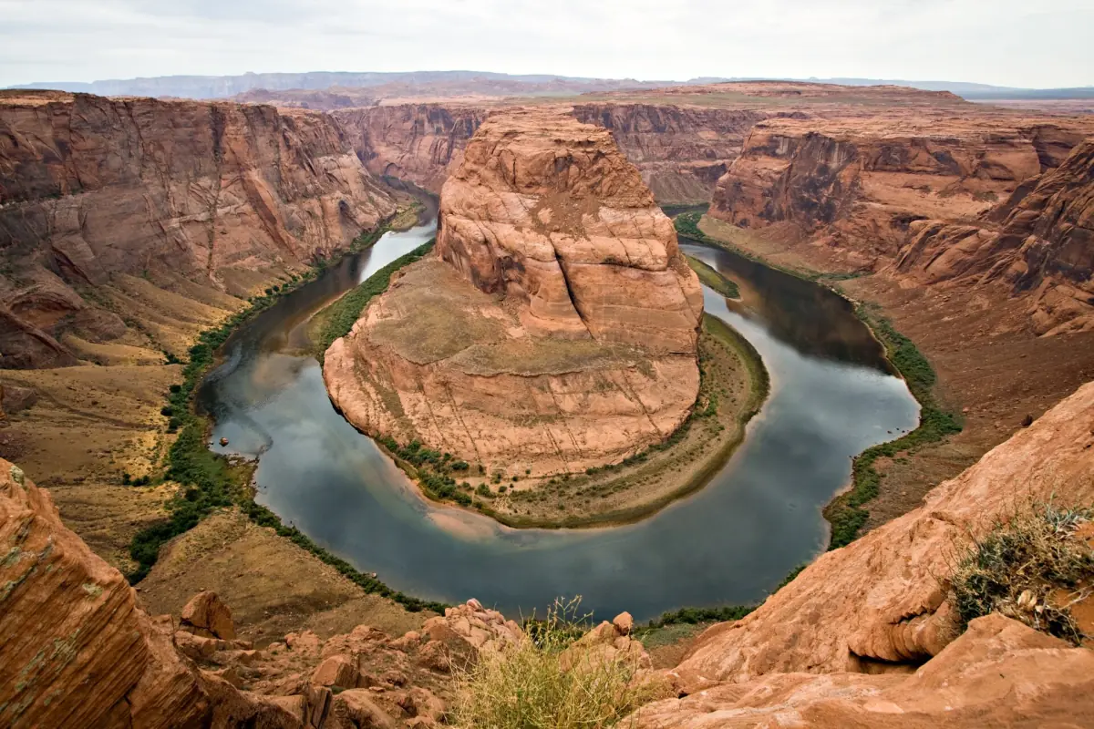 Der Colorado River umfließt am Horseshoe Bend einen Sandsteinfelsen, vom Rand aus gesehen