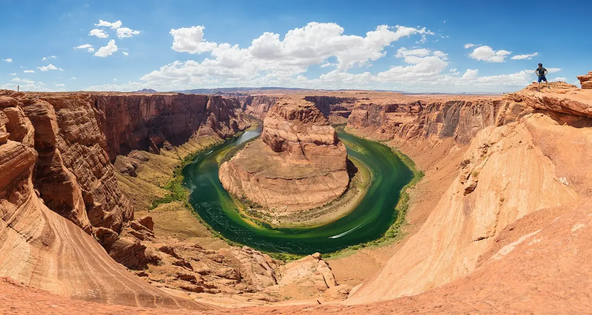 Panorama des Horseshoe Bend vom Rand mit einer einzelnen Person an der Kante