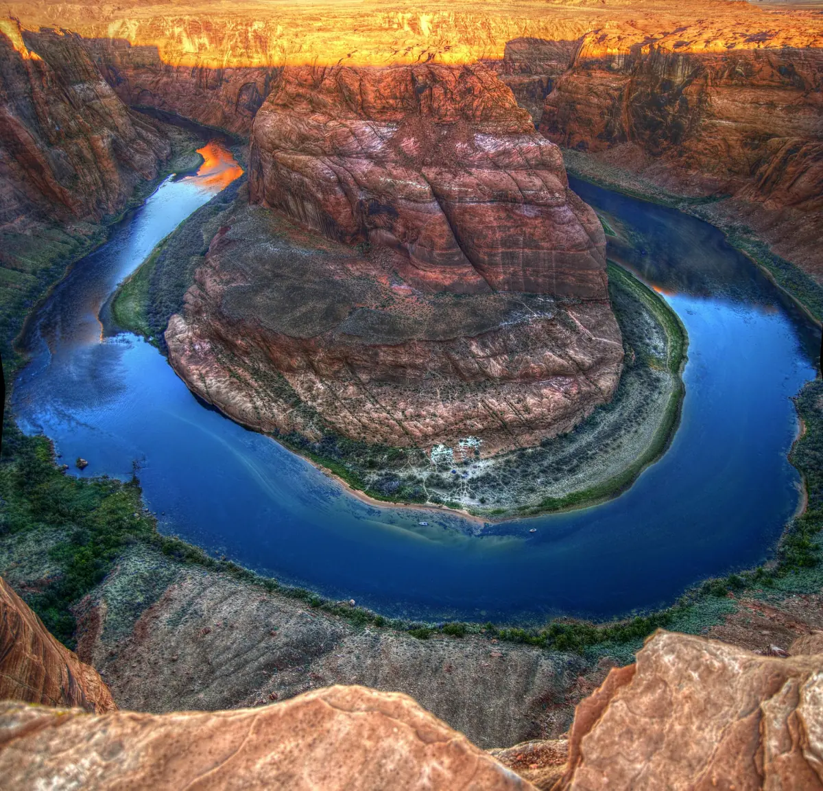 Blauer Fluss umschließt bei Sonnenaufgang den Felsen am Horseshoe Bend bei Page