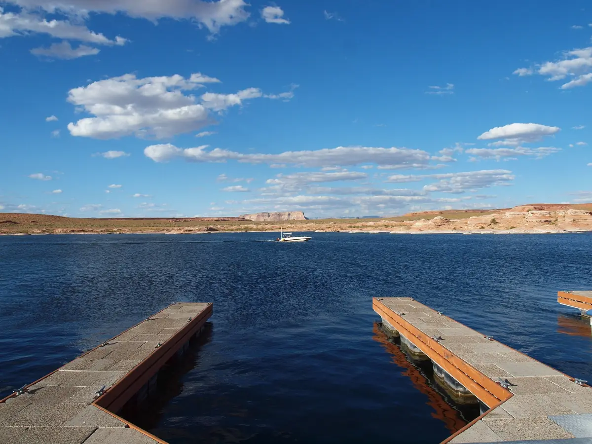 Betonierte Bootsrampe und schwimmende Stege am Antelope Point auf dem Lake Powell