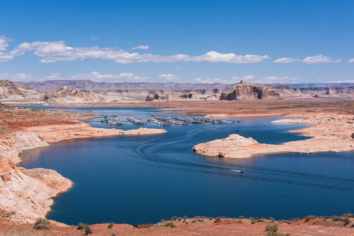 Tiefblauer Lake Powell zwischen Sandsteininseln, gesehen vom Wahweap Overlook