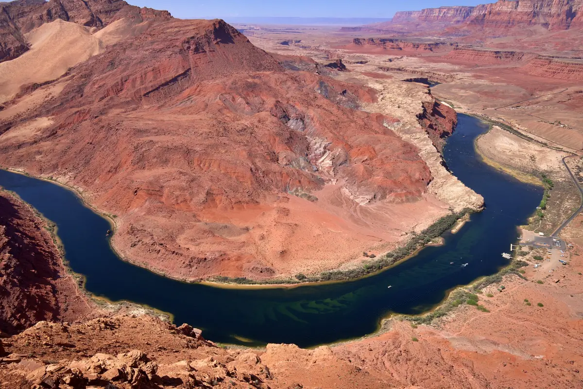 Der Colorado River macht eine Schleife durch rotes Felsgelände oberhalb von Lees Ferry