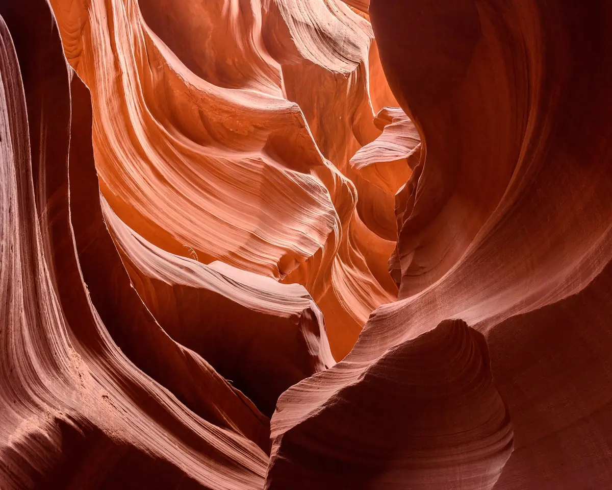 Fließende orange und rosa Sandsteinformen im Lower Antelope Canyon