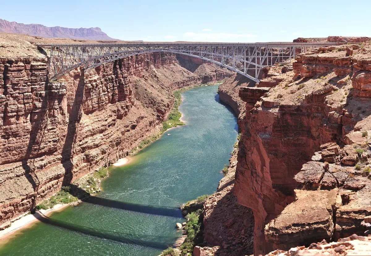 Stahlbrücke der Navajo Bridge über den tiefen Marble Canyon und den grünen Colorado River