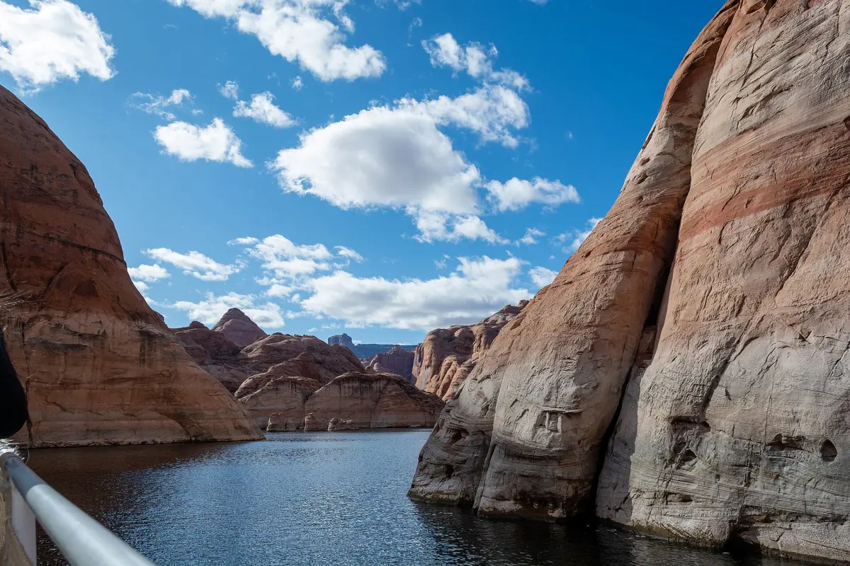 Gebänderte Sandsteinwände entlang der Lake-Powell-Route zur Rainbow Bridge