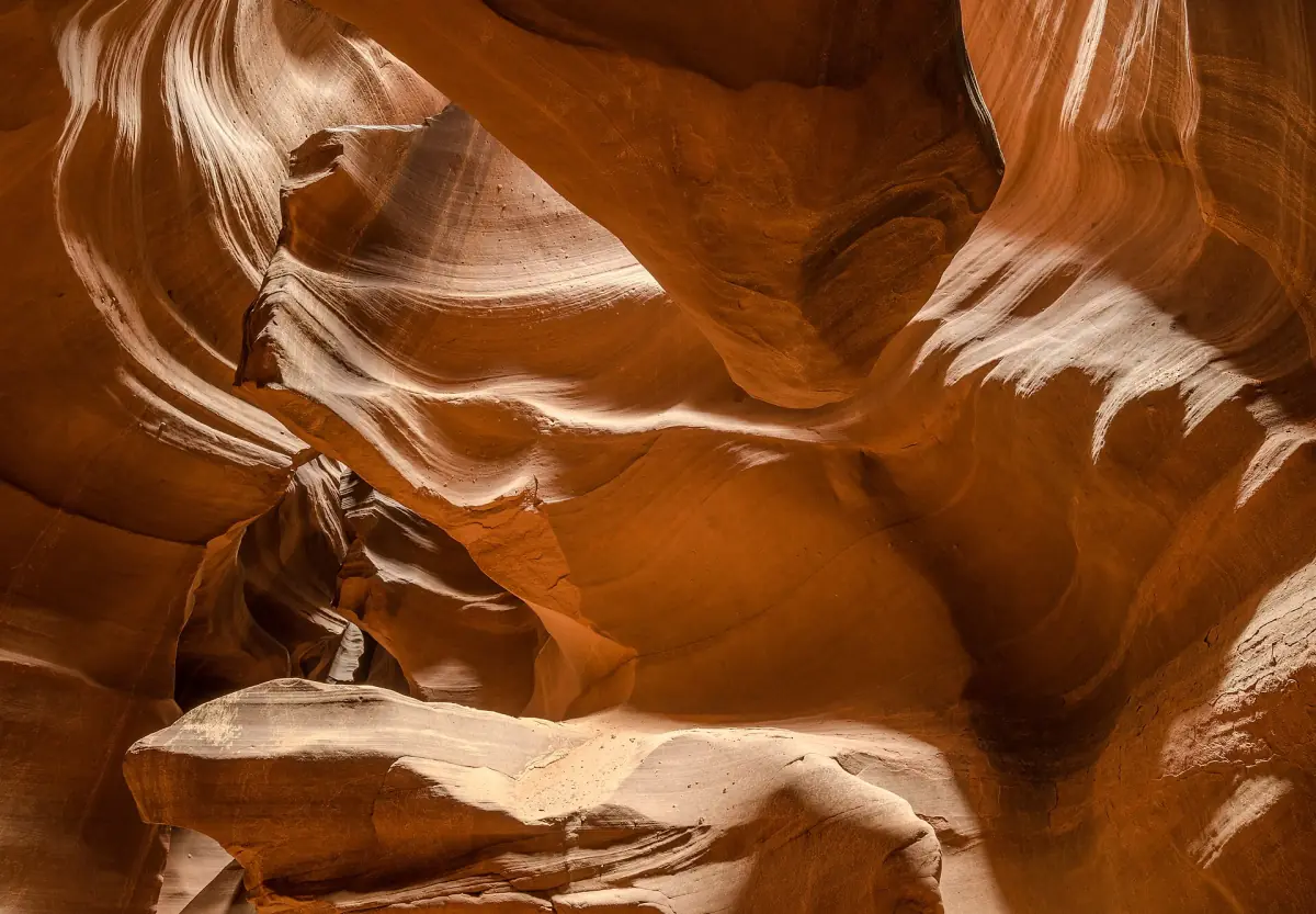 Glatte orangefarbene Sandsteinwände leuchten im Upper Antelope Canyon